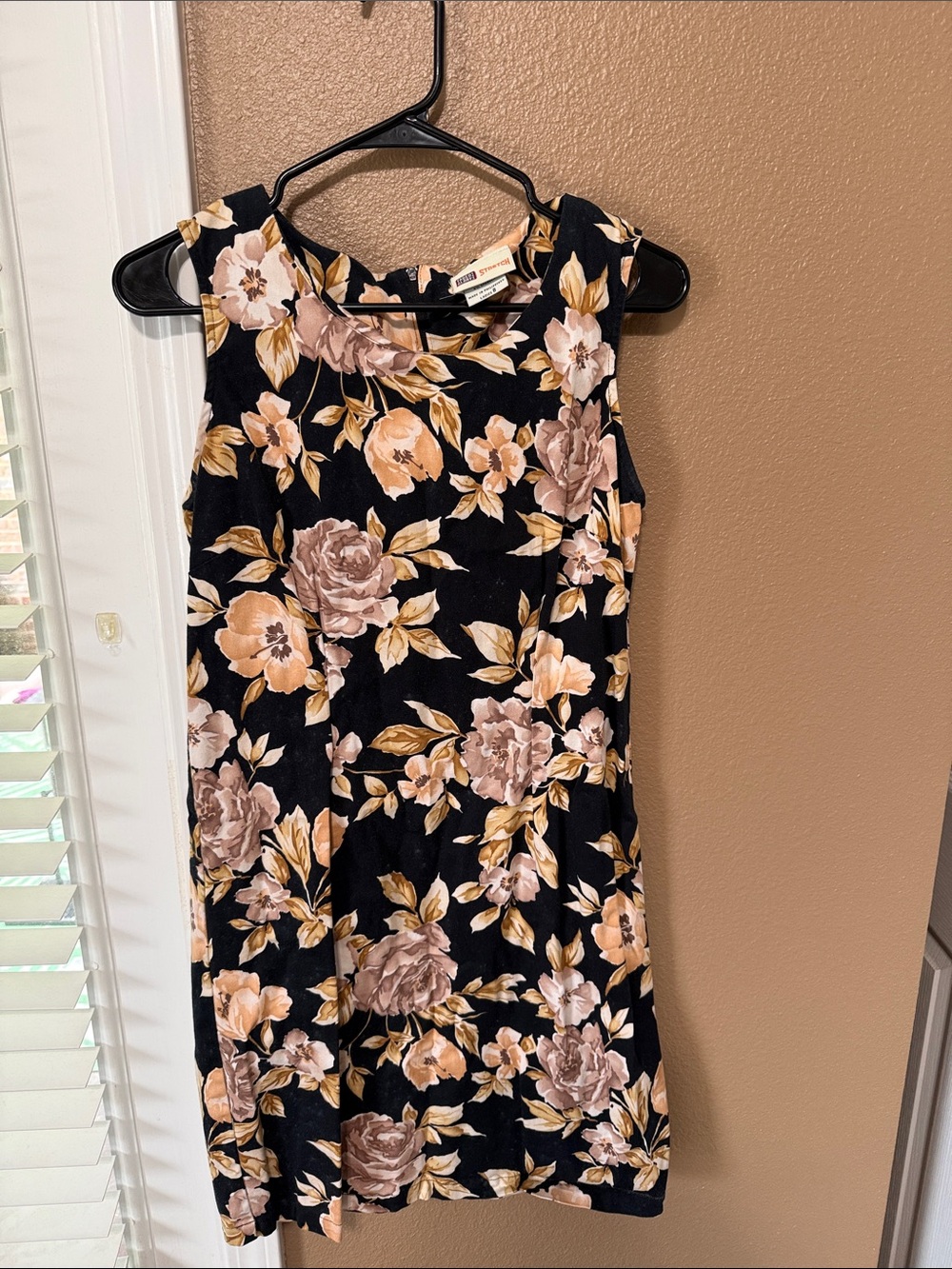 🥳 7/$10!! Sleeveless Black Floral Women’s Dress - Neutral Rose Print - size 8